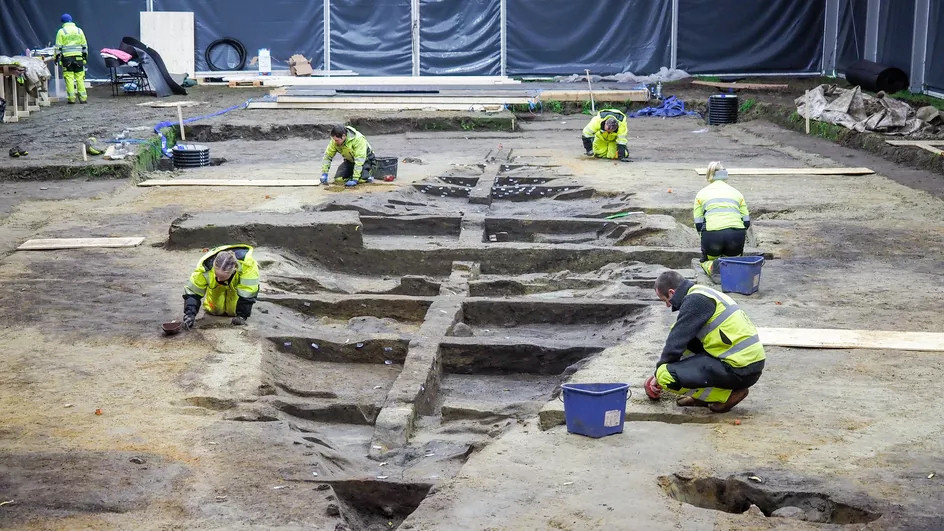 Les archéologues tentant de percer les secrets du bateau-tombe viking enfoui près d'Halden (Norvège), le 9 novembre 2020. (MARGRETHE K. H. HAVGAR / AFP)